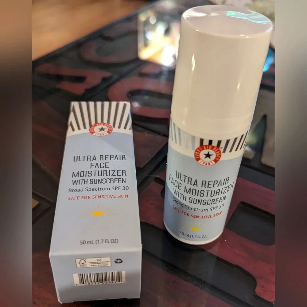 NIB First Aid Beauty Ultra Repair Face Moisturizer with Sunscreen 1.7 floz